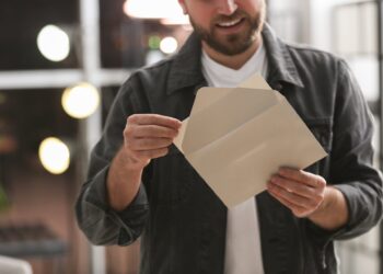 Deje de tirar tarjetas de felicitación usadas: aquí hay 7 nuevos usos para ellas