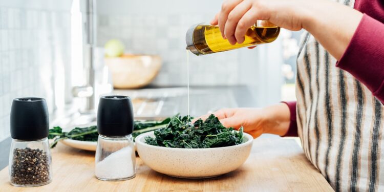 Resulta que la col rizada no es tan saludable, a menos que la comas con el aderezo adecuado