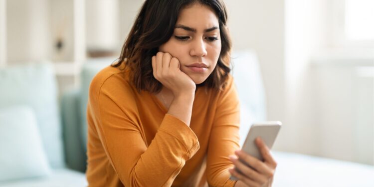 Tenga cuidado cuando su banco llame: el FBI advierte sobre un fraude ‘sofisticado’ que costará a los estadounidenses 262 millones de dólares en 2025