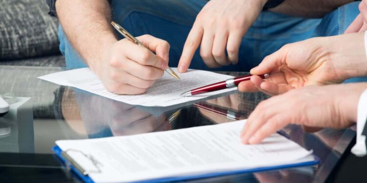 ¿Quién firma primero al cerrar? ¿El comprador o el vendedor?