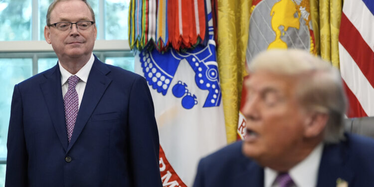 Funcionarios de Trump plantean en privado dudas sobre Hassett como presidente de la Fed