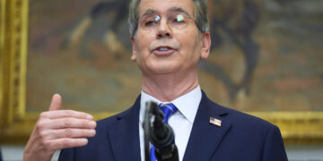 Bessent reinicia el organismo de control financiero con mandato desregulador