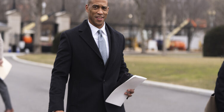 HUD suspende temporalmente la reforma de la financiación para personas sin hogar justo antes de la audiencia judicial