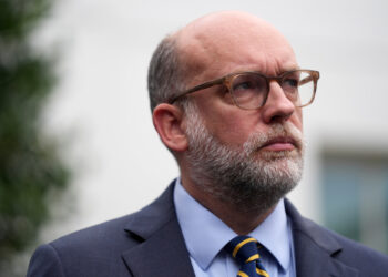 El tribunal ordena a Vought mantener la financiación del CFPB mientras el caso está en curso