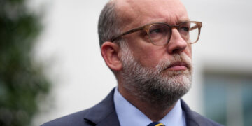 El tribunal ordena a Vought mantener la financiación del CFPB mientras el caso está en curso