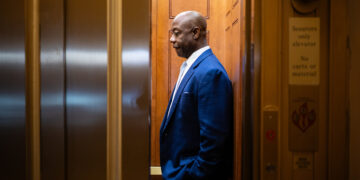 Tim Scott, equilibrando roles duales, entra en una crisis criptográfica