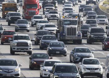 La administración Trump hace retroceder los estándares de economía de combustible: NPR