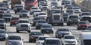 La administración Trump hace retroceder los estándares de economía de combustible: NPR