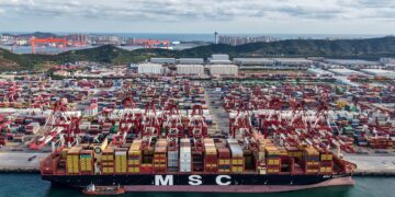 El superávit comercial de China alcanza el billón de dólares a pesar de los aranceles estadounidenses: NPR