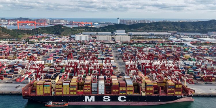 El superávit comercial de China alcanza el billón de dólares a pesar de los aranceles estadounidenses: NPR