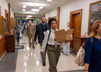 New York Times demanda al secretario de Defensa Hegseth por política de medios: NPR