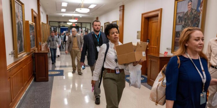 New York Times demanda al secretario de Defensa Hegseth por política de medios: NPR