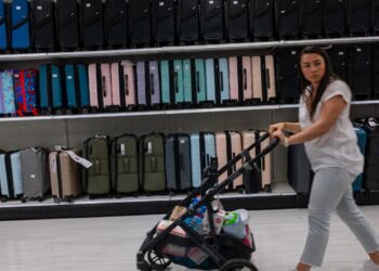 La economía creció con fuerza a medida que los estadounidenses continuaron gastando: NPR