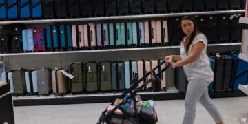 La economía creció con fuerza a medida que los estadounidenses continuaron gastando: NPR