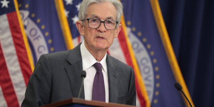 Se espera que una Fed dividida reduzca las tasas por tercera vez consecutiva: NPR