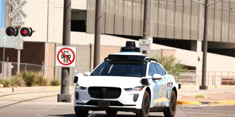 Waymo actualiza el software después de que los autos autónomos pasaran por autobuses escolares detenidos: NPR