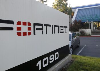 Acciones que realizan los mayores movimientos al mediodía: FTNT, MRNA, INTC, BHC