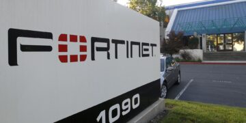 Acciones que realizan los mayores movimientos al mediodía: FTNT, MRNA, INTC, BHC