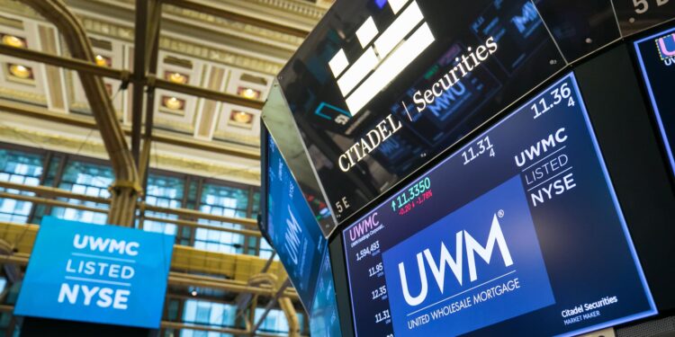 Trump ordena compra de bonos hipotecarios. Estas acciones están saltando