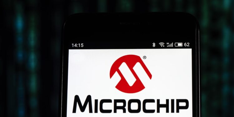 Acciones que realizan los mayores movimientos antes de la comercialización: VST, OS, MCHP