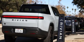 Acciones que realizan los mayores movimientos al mediodía: BIIB, RIVN, BAC, ABNB