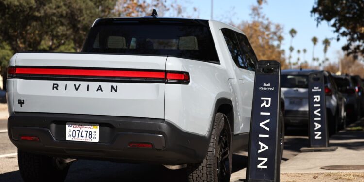 Acciones que realizan los mayores movimientos al mediodía: BIIB, RIVN, BAC, ABNB