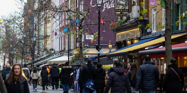 La economía del Reino Unido registra un crecimiento del 0,3% en noviembre, superando las estimaciones