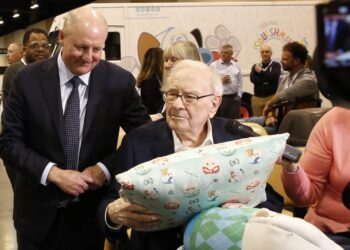 Las acciones de Berkshire Hathaway caen con la salida de Warren Buffett y el comienzo de la era de Greg Abel