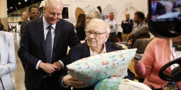 Las acciones de Berkshire Hathaway caen con la salida de Warren Buffett y el comienzo de la era de Greg Abel