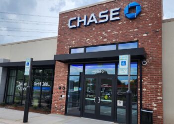 Acciones que realizan los mayores movimientos al mediodía: JPM, MRNA, BA, CAH