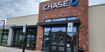 Acciones que realizan los mayores movimientos al mediodía: JPM, MRNA, BA, CAH