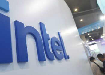 Acciones que realizan los mayores movimientos al mediodía: BLDR, VST, INTC, LMT