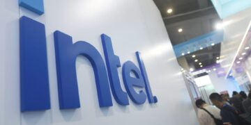 Acciones que realizan los mayores movimientos al mediodía: BLDR, VST, INTC, LMT