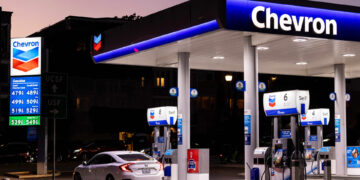 Acciones que realizan los mayores movimientos antes de la comercialización: CVX, QXO, DUOL