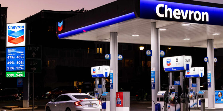 Acciones que realizan los mayores movimientos antes de la comercialización: CVX, QXO, DUOL