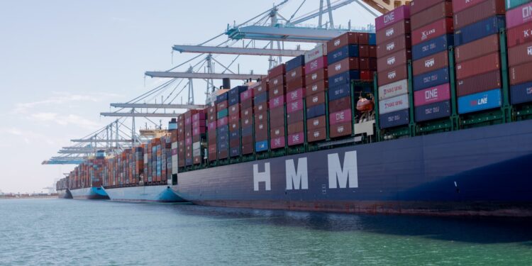 El déficit comercial en octubre alcanza el menor desde 2009 tras las medidas arancelarias de Trump