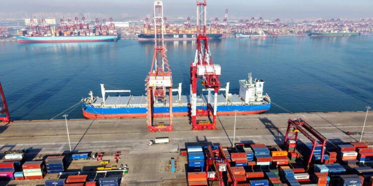 El superávit comercial anual de China alcanza un récord de 1,2 billones de dólares a medida que superan las exportaciones de diciembre