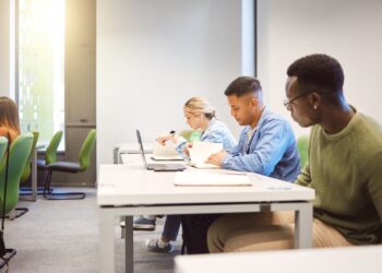 Más estudiantes renuncian a la universidad de cuatro años, según muestran nuevos informes