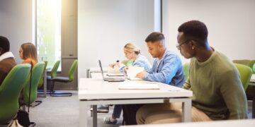 Más estudiantes renuncian a la universidad de cuatro años, según muestran nuevos informes