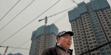 La caída de la inversión en China aumenta los riesgos crediticios para los constructores de viviendas, los bancos y el gobierno: Fitch