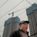 La caída de la inversión en China aumenta los riesgos crediticios para los constructores de viviendas, los bancos y el gobierno: Fitch