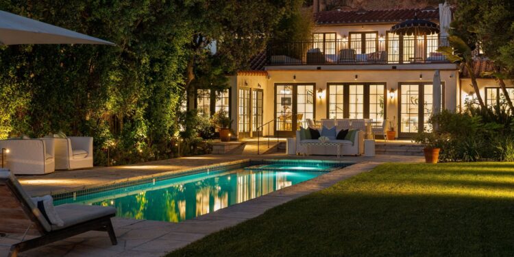 EXCLUSIVO: El antiguo paraíso frente a la playa del ‘Rey de Hollywood’ Douglas Fairbanks se vende por $ 16 millones