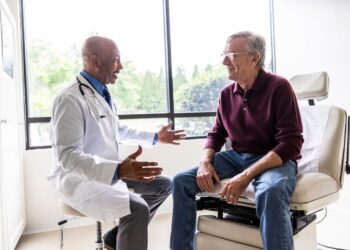 A medida que crece el número de adultos mayores, la oferta de médicos no se mantiene al día