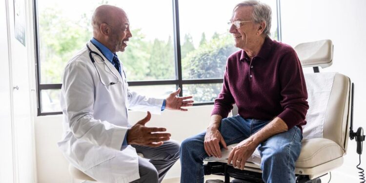 A medida que crece el número de adultos mayores, la oferta de médicos no se mantiene al día