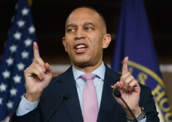 Jeffries critica el ataque de Trump a Venezuela como una lucha “sin precedentes” para recompensar a las compañías petroleras