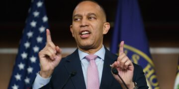 Jeffries critica el ataque de Trump a Venezuela como una lucha “sin precedentes” para recompensar a las compañías petroleras