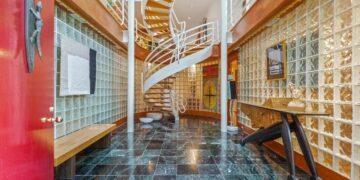 El ‘Palacio de Cristal Contemporáneo’ de los años 80 en Maryland atrapa al comprador pocos días después de cotizar en bolsa por $ 2 millones