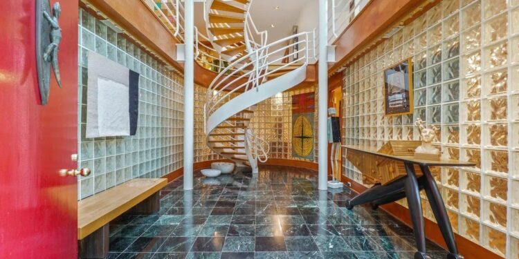 El ‘Palacio de Cristal Contemporáneo’ de los años 80 en Maryland atrapa al comprador pocos días después de cotizar en bolsa por $ 2 millones