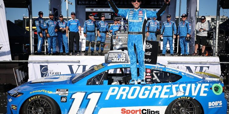 El padre del piloto de NASCAR Denny Hamlin muere después de un incendio en la casa de su familia en Carolina del Norte, mientras su madre permanece en condición crítica