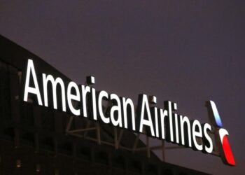 90 pasajeros están a salvo después de que un avión de American Airlines se desviara de la pista de rodaje en el aeropuerto de Rochester